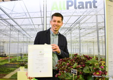 Jesper Dol with AllPlant's Helleborus Frostkiss Vibey Velvet. The variety won the award for best novelty in the perennial category.